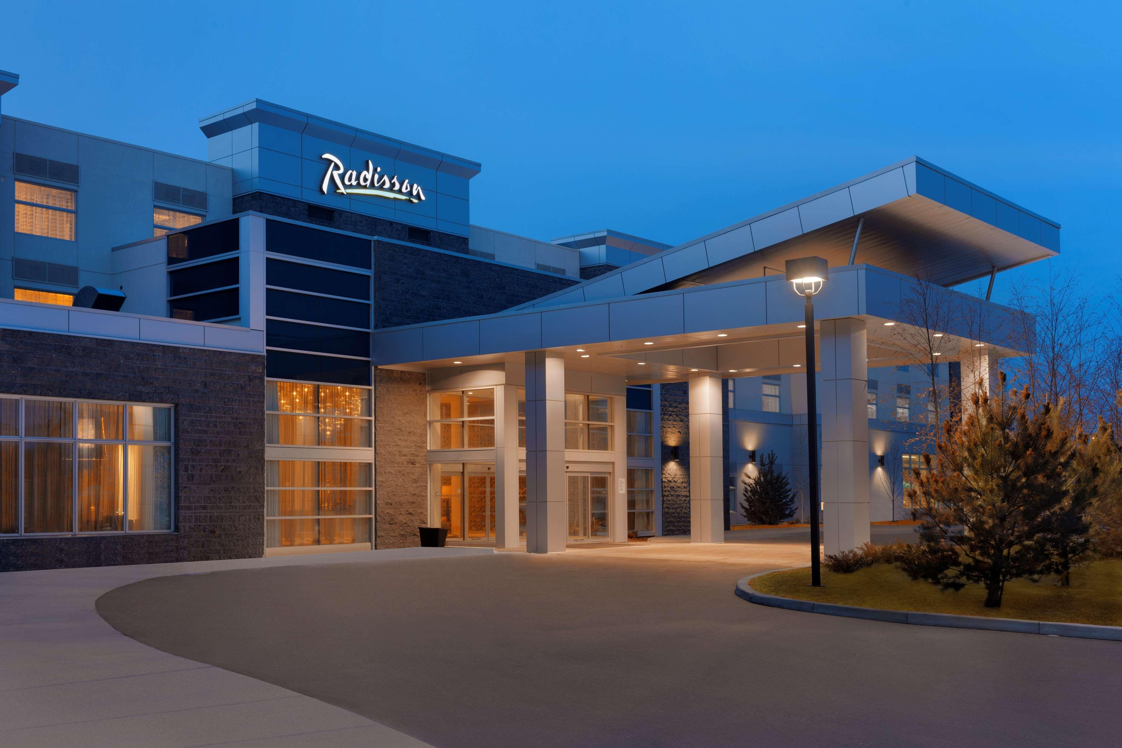 Radisson Hotel & Conference Centre Calgary Airport Exterior photo